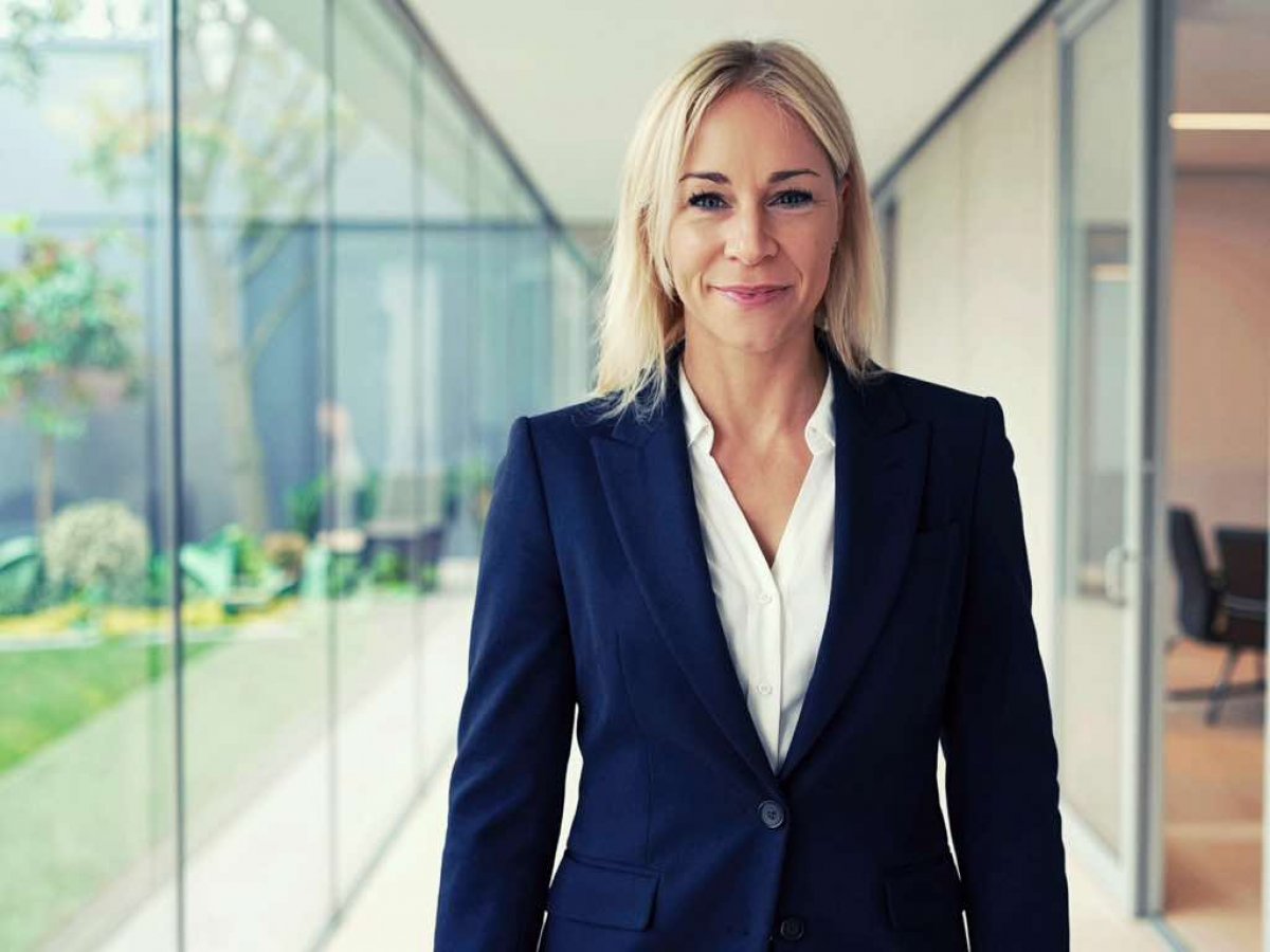    Susanne Rinker im Gang einer Immobilie während einer Vermittlung
