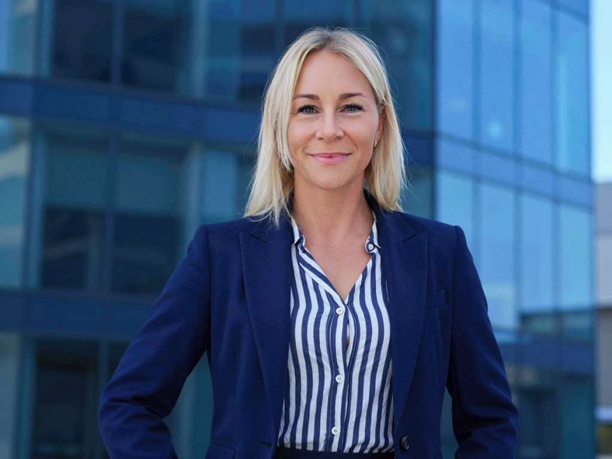 Immobilienmaklerin Susanne Rinker vor einer vermittelten Immobilie in Stuttgart