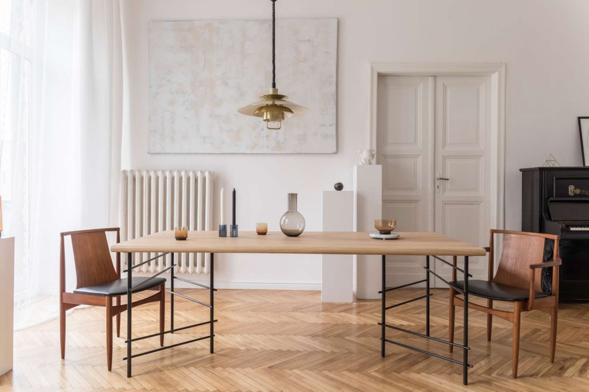 Stilvoller Altbau-Esszimmerbereich mit Designer-Esstisch, Klavier und Fischgrät-Parkett