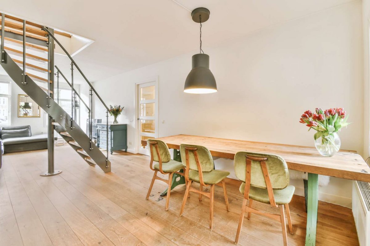 Lichtdurchflutetes Altbau-Esszimmer mit Wendeltreppe und Dielenboden