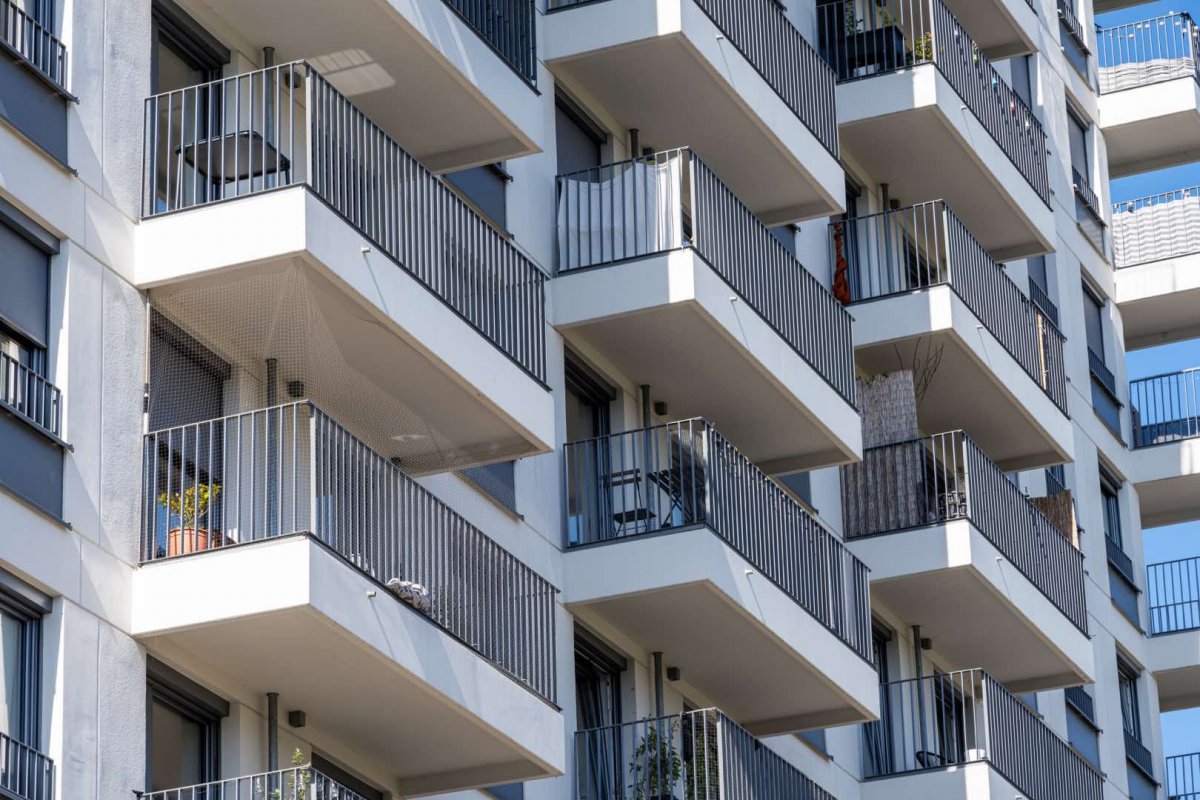 Detailansicht einer modernen Neubau-Fassade mit Balkonen an einem Mehrfamilienhaus
